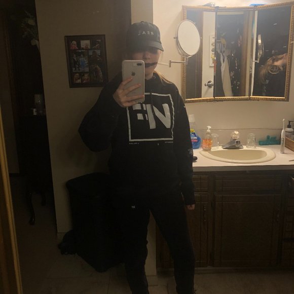 Meet your Posher, Makena - Picture 3 of 5